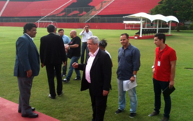 Comitiva da seleção da Itália visita o Barradão (Foto: Thiago Pereira) Comitiva da seleção da Itália visita o Barradão (Foto: Thiago Pereira)