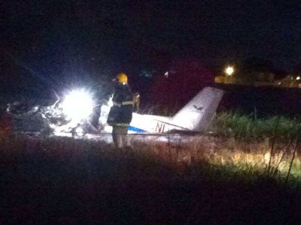 Avião pegou fogo ao cair na pista do Aeroporto Petrônio Portela em Teresina (Foto: Niltomar Andrade)