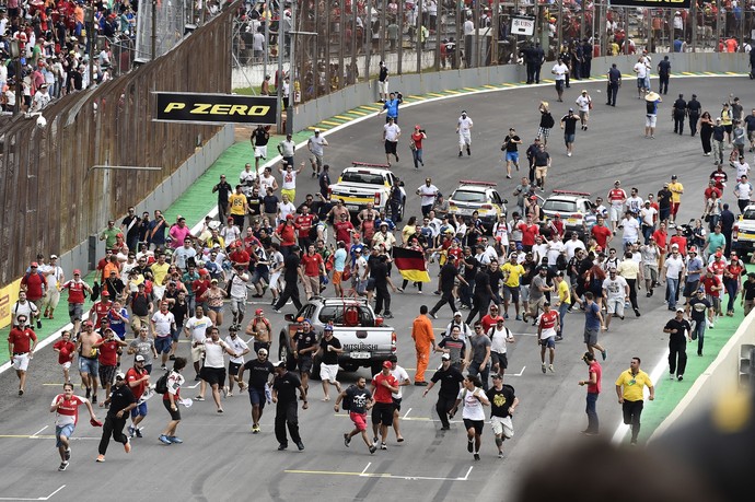 Centenas de torcedores invadiram a pista após o GP do Brasil de Fórmula 1 (Foto: EFE) Centenas de torcedores invadiram a pista após o GP do Brasil de Fórmula 1 (Foto: EFE)
