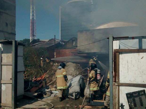 Fogo atingiu depósito de loja de madeiras no Centro do Rio (Foto: Roni Carlos/TV Globo)