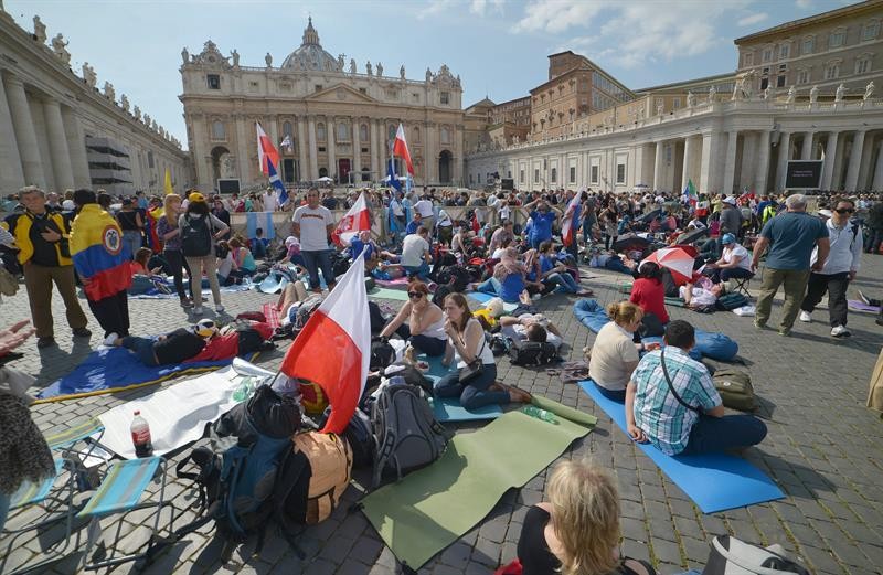 Fiéis começam a se reunir na Praça São Pedro para a canonização dos papas João Paulo II e João XXIII, que acontecerá em cerimônia neste domingo (27). O Vaticano espera mais de um milhão de peregrinos