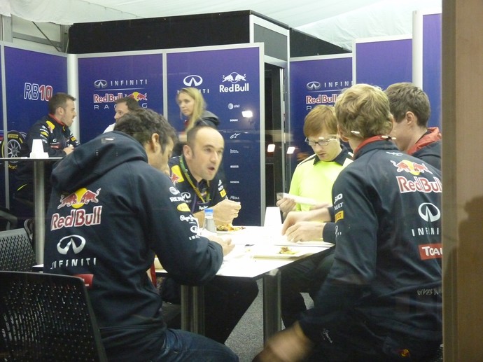 Daniel Ricciardo jantava com engenheiros da RBR enquanto aguardava decisão da FIA (Foto: Felipe Siqueira)