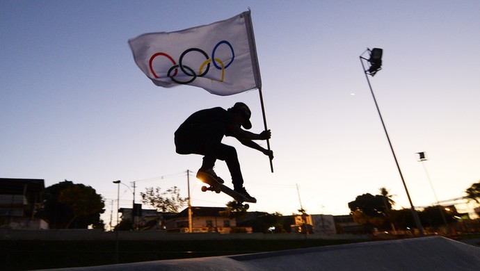 Skate e bandeira olímpica (Foto: André Durão)
