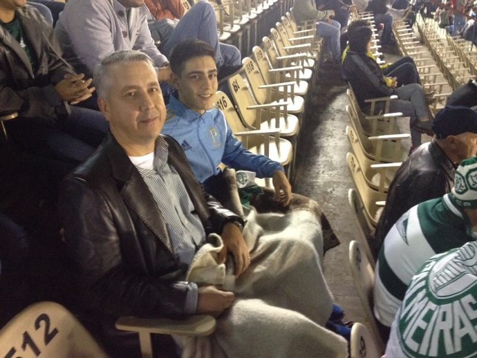 Para ver time do coração, torcida dribla frio e comparece ao Prudentão