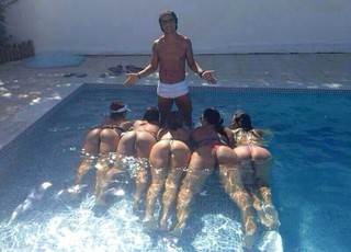 Ronaldinho Gaucho piscina (Foto: Reprodução)