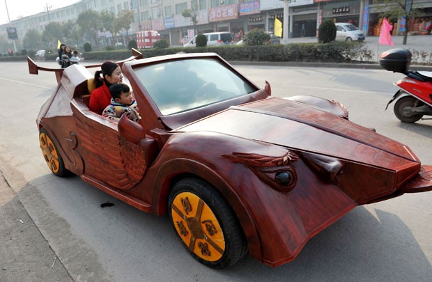 Yu Jietao, de 26 anos, construiu carro de madeira (Foto: Reuters)
