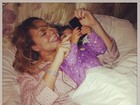 De pijama, Mariah Carey posa com a filha
