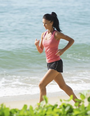 EuAtleta - mulher correndo na praia (Foto: Getty Images)