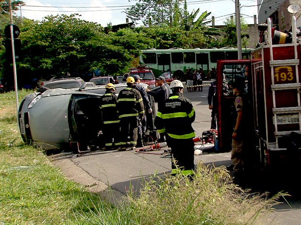 Criminoso morre após capotar carro roubado em Belo Horizonte (Foto: Reprodução/ TV Globo)