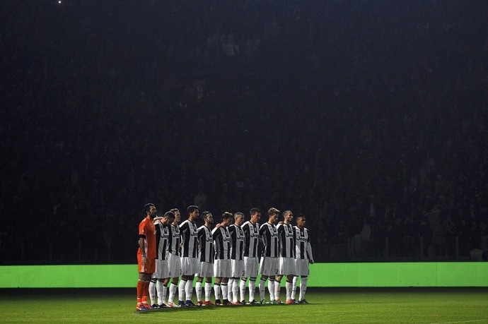Na penumbra, Juventus faz minuto de silêncio em homenagem à Chapecoense antes de partida contra Atalanta, em Turim (Foto: REUTERS/Giorgio Perottino)