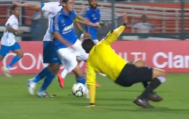 Em jogo morno, árbitro escorrega duas vezes e faz Pacaembu vibrar