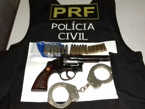 Arma e munições apreendidas na casa do suspeito (Foto: Divulgação/PRF)