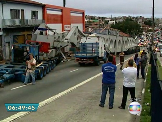Carreta bateu em muro e ficou atravessada após quebra de engate (Foto: Reprodução/TV Globo)