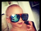 Neymar posta foto do filho jogando charme com óculos escuros