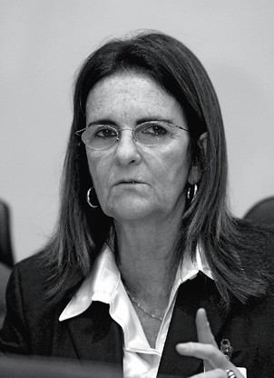 LINHA-DURA Graça Foster, de 59 anos, é conhecida pelo bom humor. Mas, no comando da Petrobras, é linha-duríssima. Ansiosa e tensa, quer controlar tudo à sua volta (Foto: O Globo)