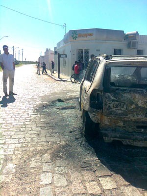 Carro foi incendiado na frente de uma das agências atacadas em Pedras Altas (Foto: Giana Cunha/RBS TV)