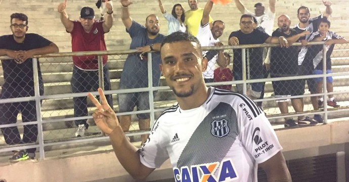 Após gol e desistência do Corinthians, Pottker sorri com a torcida da Ponte