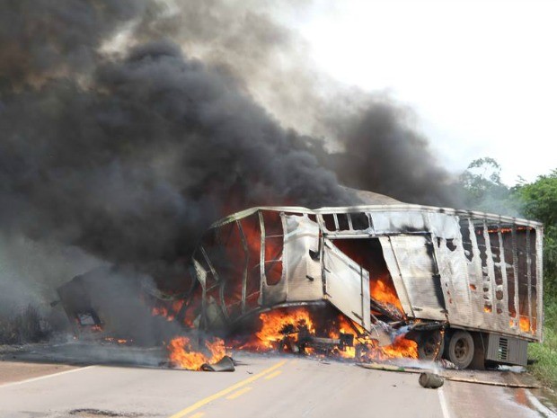 Acidente entre dois caminhes na BR-364 provocou apenas queimaduras leves nos dois condutores. (Foto: J.C. Patrcio / Arquivo Pessoal)
