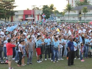 Milhares de pessoas se reuniram em celbração pela cruz peregrina (Foto: Flaviane Azambuja/G1)