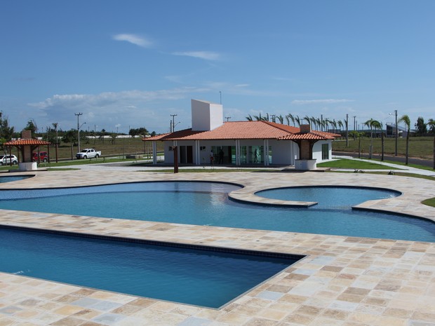 Imóveis são dotados de infraestrutura que inclui piscina, clube, trilha para cooper e playground (Foto: Divulgação)