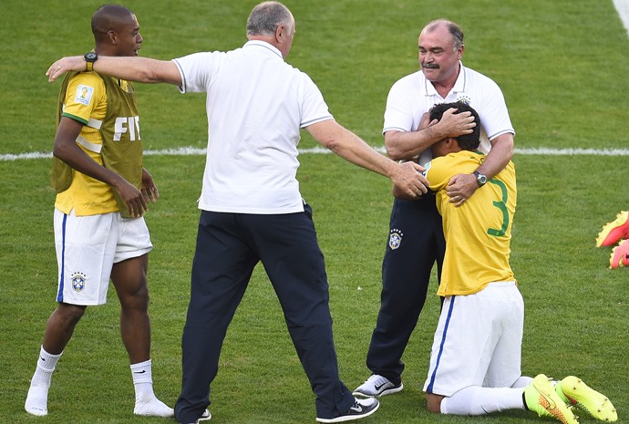 Thiago Silva chora abraçado a um membro da comissão técnica. 