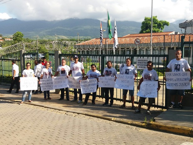 Parentes de vítimas do acidente Mogi-Bertioga protestam em São Sebastião (Foto: Vanguarda Repórter/Margarida Ferreira)