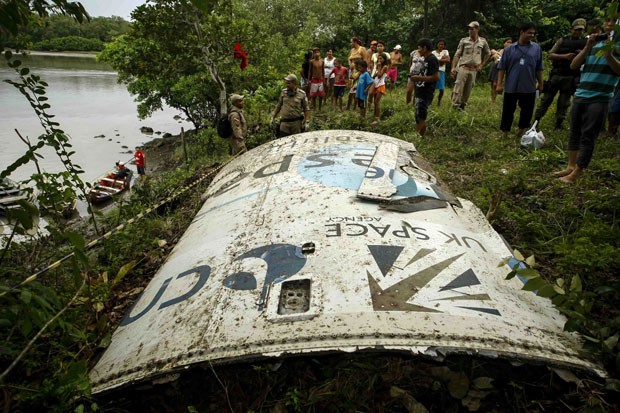 Pedaço de material que pode ser de fuselagem de foguete espacial foi encontrado em localidade do Pará (Foto: Tarso Sarraf/Estadão Conteúdo)