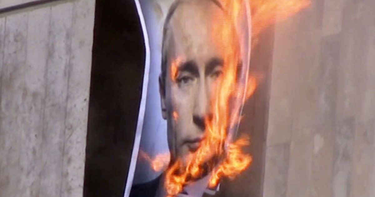 G1 Em novo clipe banda Pussy Riot queima retrato de Putin notícias