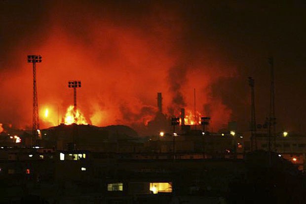 Acidente ocorreu na refinaria de Amuay, maior do país. (Foto: Daniela Primera/AP) Acidente ocorreu na refinaria de Amuay, maior do país. (Foto: Daniela Primera/AP)