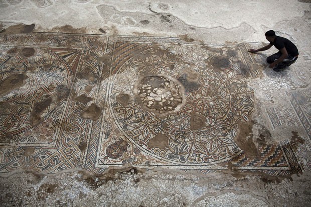 Mosaico de 1.500 anos é encontrado em região de Israel (Foto: Menahem Kahana/AFP)