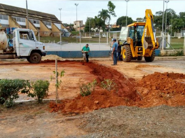 Obras em galeria de água da chuva interditou trecho da via (Foto: Carlos Alberto Soares/ TV TEM)