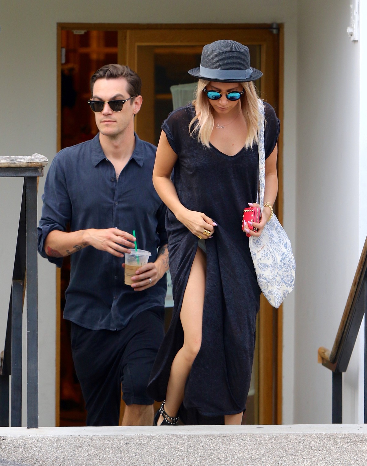 Ashley Tisdale Se Descuida E Mostra Lingerie Em Passeio Marido Celebridades Vogue