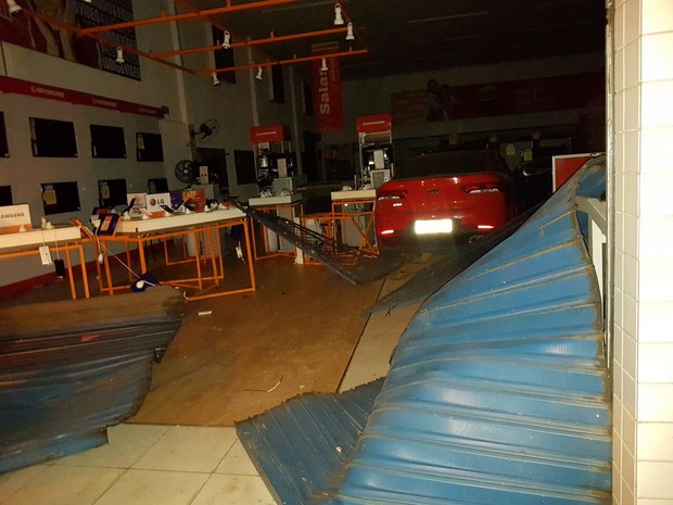 Carro só parou dentro de loja de móveis em Gurupi (Foto: Divulgação)