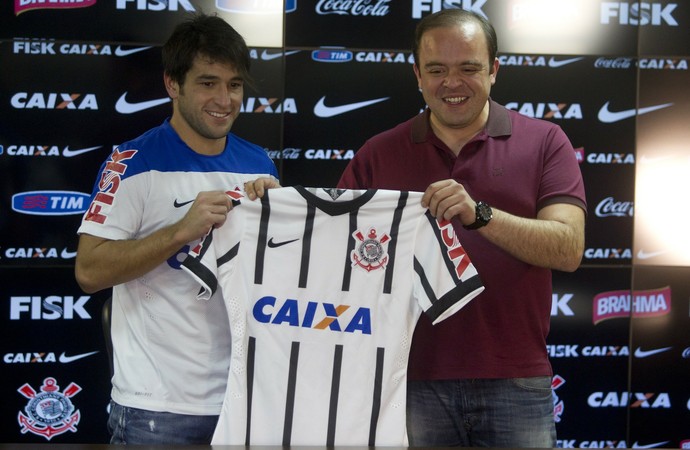 Lodeiro recebe a camisa de Ronaldo Ximenes (Foto: © Daniel Augusto Jr/Ag. Corinthians)
