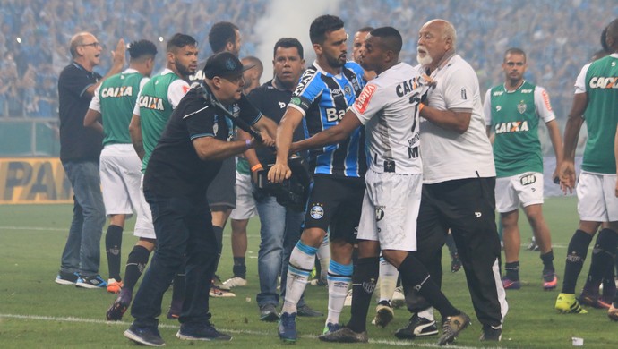 Robinho e Edílson em tumulto após o fim da partida  (Foto: Diego Guichard)
