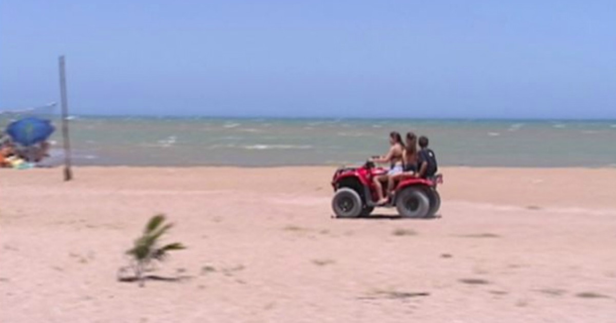 Crianças são flagradas pilotando quadriciclos em praia do ES - Globo.com