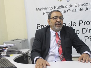 Coordenador do Procon alerta para infrações em postos de combustíveis (Foto: Catarina Costa/G1 PI) Coordenador do Procon alerta para infrações em postos de combustíveis (Foto: Catarina Costa/G1 PI)