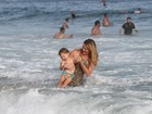 Letícia Birkheuer aproveita praia com o filho no Rio