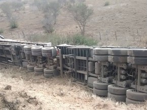Colisão foi contra uma carreta  (Foto: Adelson Meira/ Portal Poções)