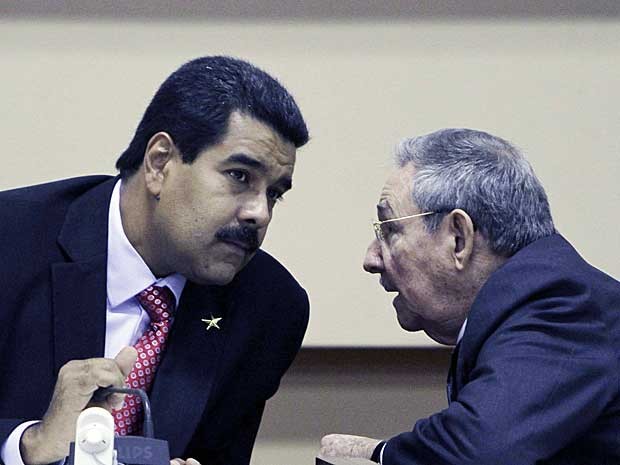 O presidentes da Venezuela, Nicolas Maduro, e de Cuba, Raúl Castro. (Foto: Ismael Francisco / Cubadebate / AP Photo)