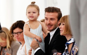 BEckham com a filha Harper ao lado da editora Anna Wintour  (Foto: Agência Reuters)