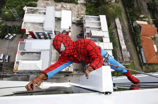 'Homem-Aranha' é flagrado limpando janelas em hotel na Indonésia nesta sexta-feira (12) (Foto: Trisnadi/AP) 'Homem-Aranha' é flagrado limpando janelas em hotel na Indonésia nesta sexta-feira (12) (Foto: Trisnadi/AP)