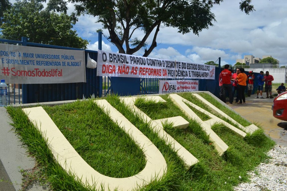 Servidores da Ufal também protestam nesta sexta-feira (Foto: Ascom/Adufal) Servidores da Ufal também protestam nesta sexta-feira (Foto: Ascom/Adufal)