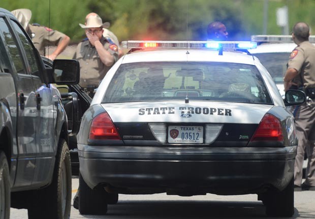 Policiais estaduais no local do tiroteio desta segunda-feira (13) em College Station, no Texas (Foto: AP)