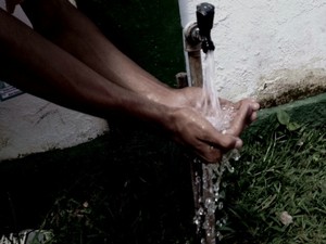 Água estaria provocando reações alérgicas em haitanos (Foto: Yuri Marcel / G1)