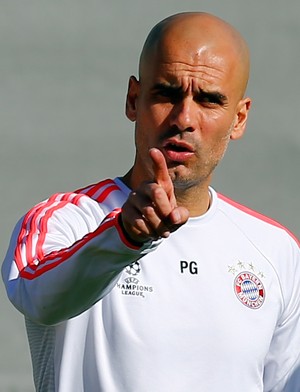 Guardiola durante treino do Bayern na segunda (Foto: REUTERS/Michael Dalder)