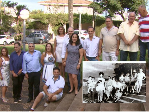 Foto dos primos na escadaria da igreja foi reproduzida pelos mesmos (Foto: Eder Ribeiro/EPTV)