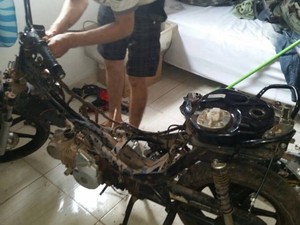 Motocicleta foi encontrada praticamente desmontada na casa do suspeito. Santa Isabel do Pará receptação (Foto: Divulgação/ Polícia Civil)