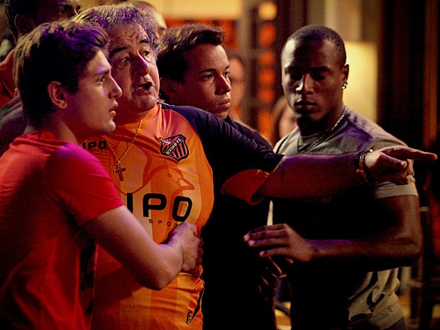 A turma do deixa disso entra em cena (Foto: Avenida Brasil / TV Globo)