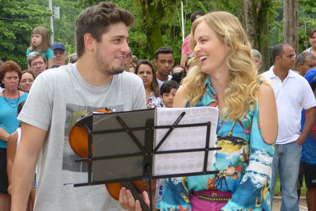 Angélica e ator se divertem (Foto: TV Globo/Estrelas)